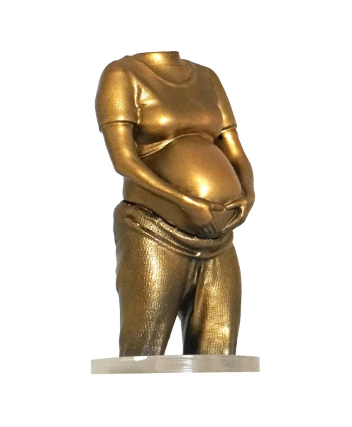 Zwangerschapsbeeld met gedetailleerde kleding textuur.